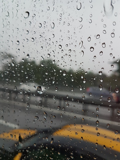 Rain on a windshield | Raindrops on glass | Raindrops on a windshield | Wet windshield
